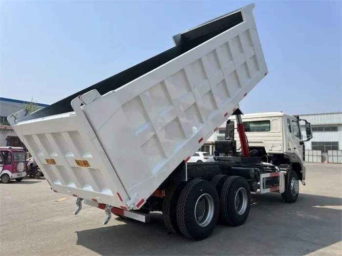 Camión volquete Howo E7G 371 6x4 económico y disponible en stock
