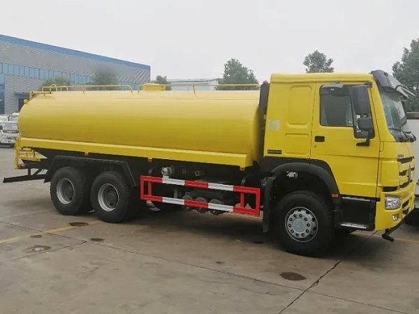 Camión cisterna de agua con sistema de riego Howo 371 Camión cisterna de agua con sistema de riego Howo 371