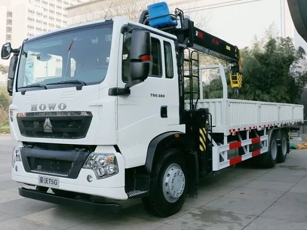 Grúa montada sobre camión todoterreno HOWO 6X4 con tracción en todas las ruedas Grúa montada sobre camión todoterreno HOWO 6X4 con tracción en todas las ruedas