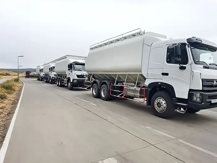 Camions de transport d’aliments pour animaux Howo de 30 m³