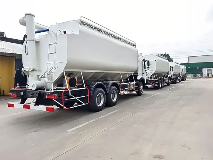 Camions de transport d’aliments pour animaux Howo de 30 m³