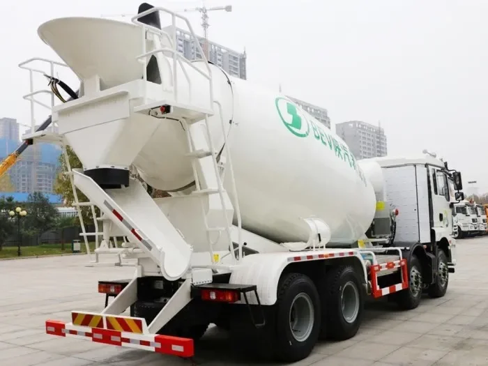Camion malaxeur à béton Shacman à vendre