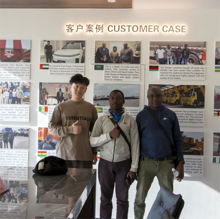 Des clients nigérians visitent notre usine de camions poids lourds