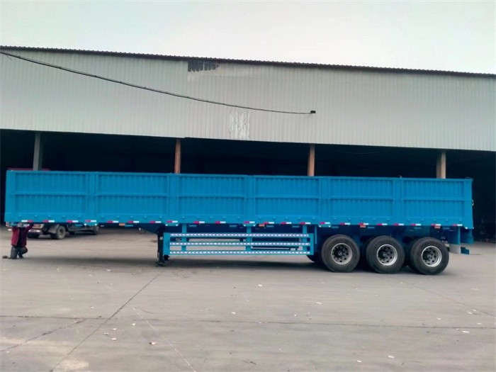 Retour d’un client de Madagascar sur un camion semi-remorque à parois latérales