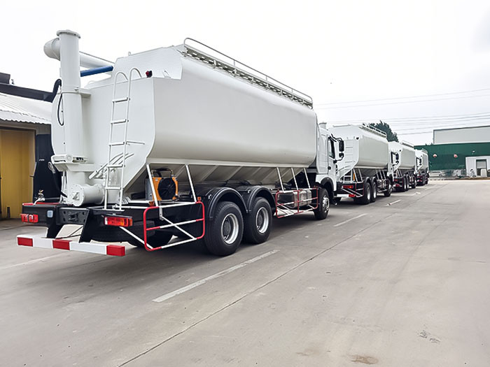 Camions de transport d’aliments pour animaux Howo de 30 m³