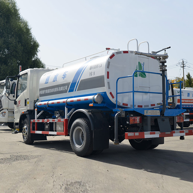 SINOTRUK HOWO 170 Horsepower 4x2 Drive Water Sprinkler Truck