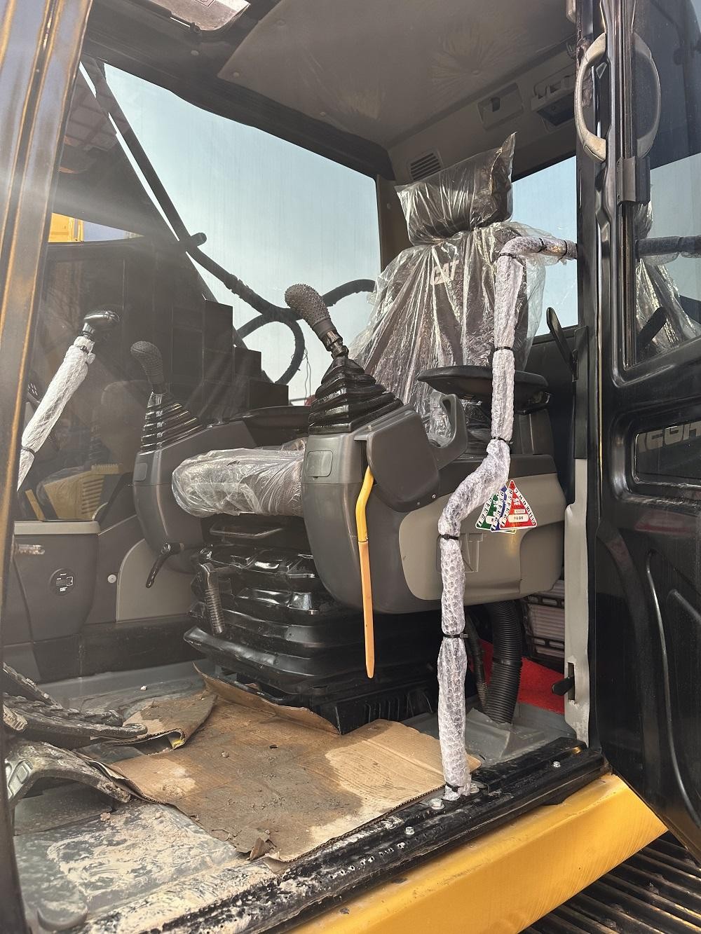 Pelle Cat 323