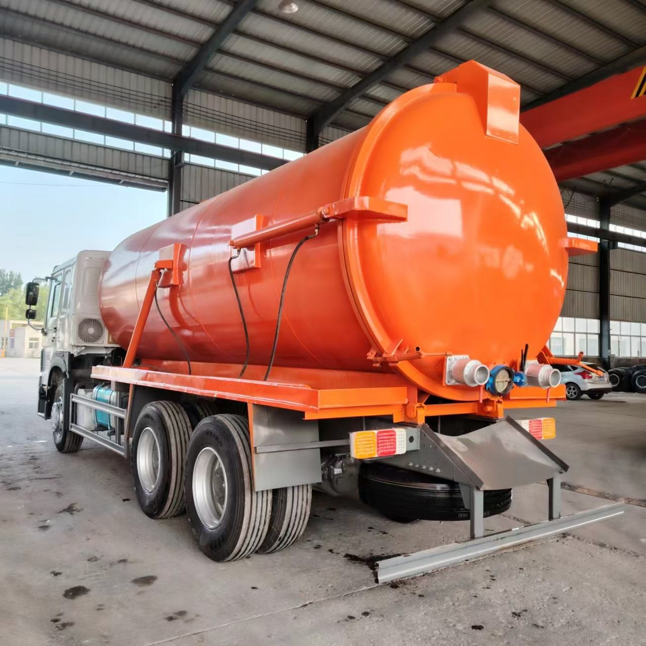 Camions-citernes aspirateurs d'eaux usées