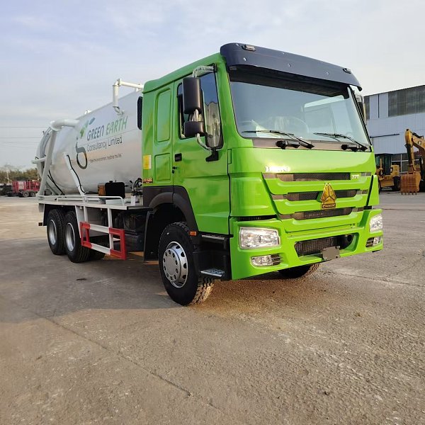 Camions-citernes aspirateurs d'eaux usées