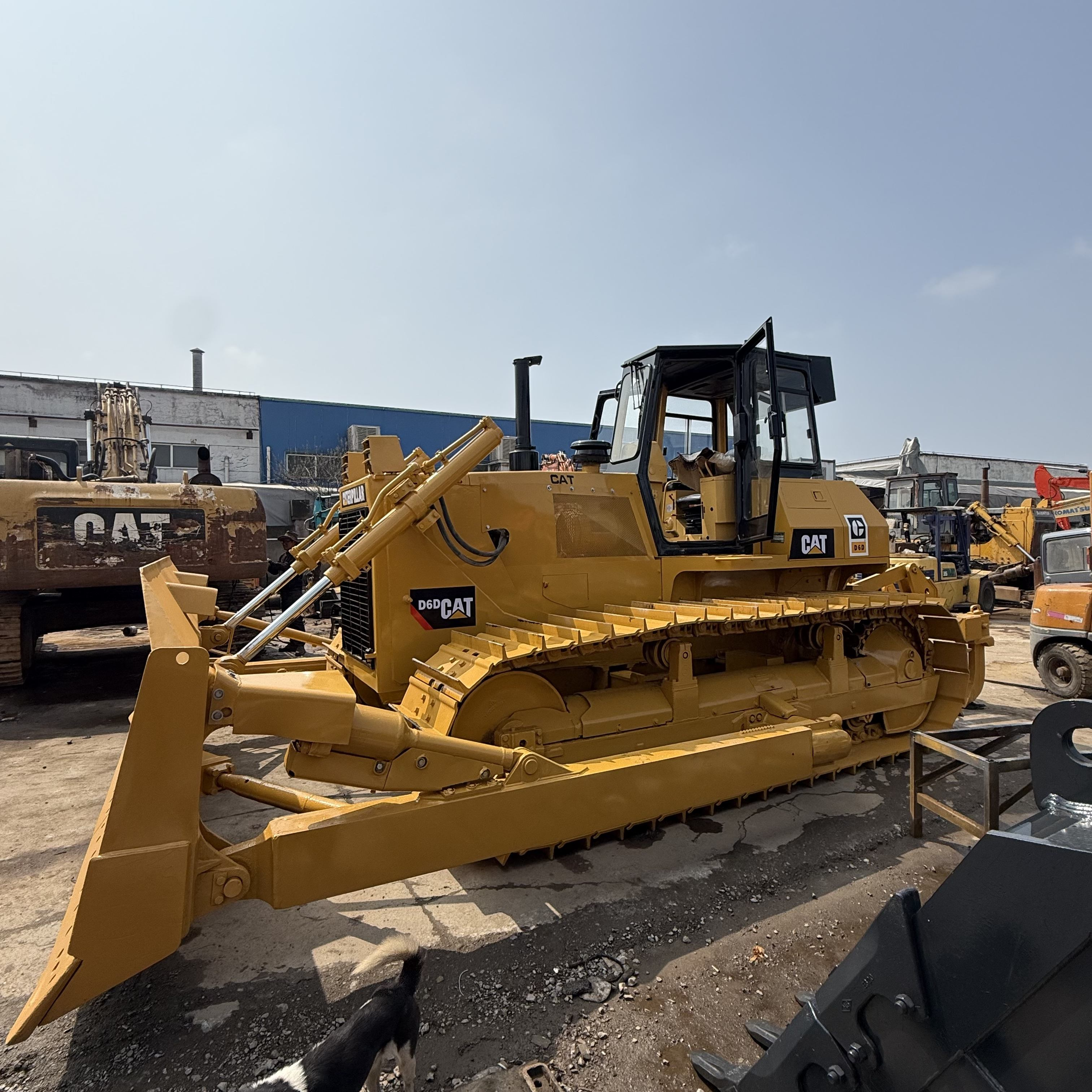 Bulldozer sur chenilles Caterpillar CAT