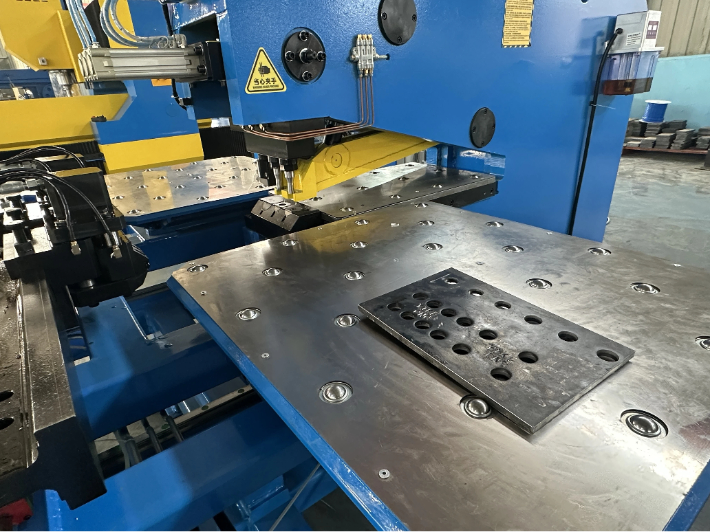 Máquina CNC de punzonado y marcado para placas de acero