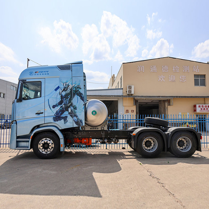 شاحنة جرار Auman GALAXUS 7 مزودة بناقل حركة أوتوماتيكي AMT من ZF بـ12 سرعة، ومحرك LNG سعة 14.5L بقوة 630HP، ودفع 6x4