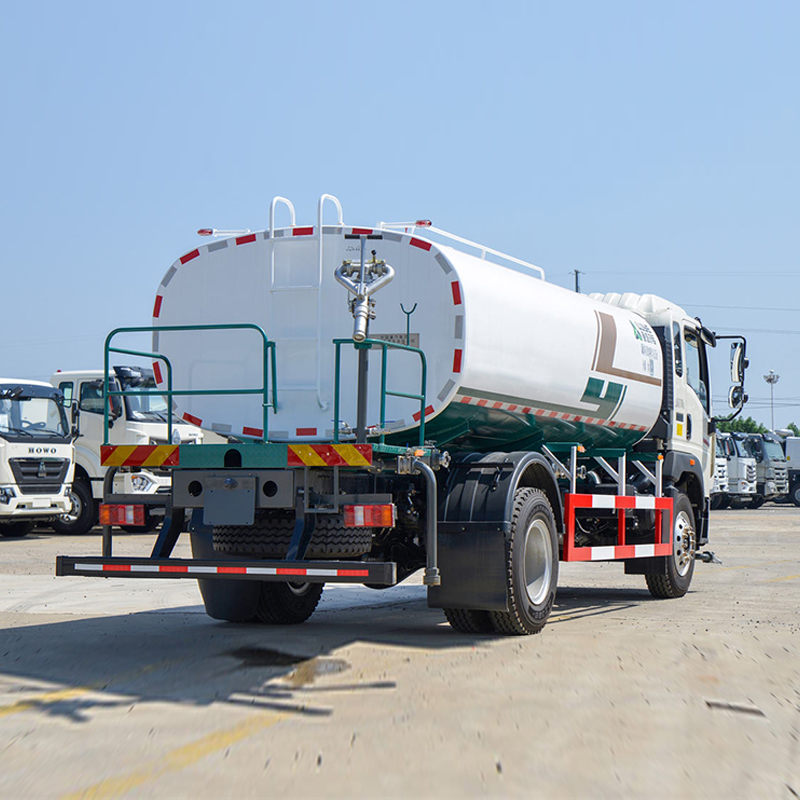 شاحنة رش المياه SINOTRUK HOWO G5X بقوة 220 حصان ونظام دفع 4×2