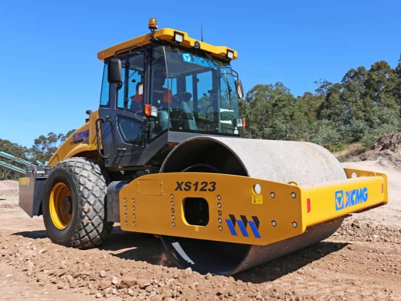 Rolo compactador XCMG XS123 Estudo de Caso: Entrega de Rolos Compactadores Vibratórios XCMG XS123 à RDC para Projetos de Infraestrutura e Estradas de Mineração