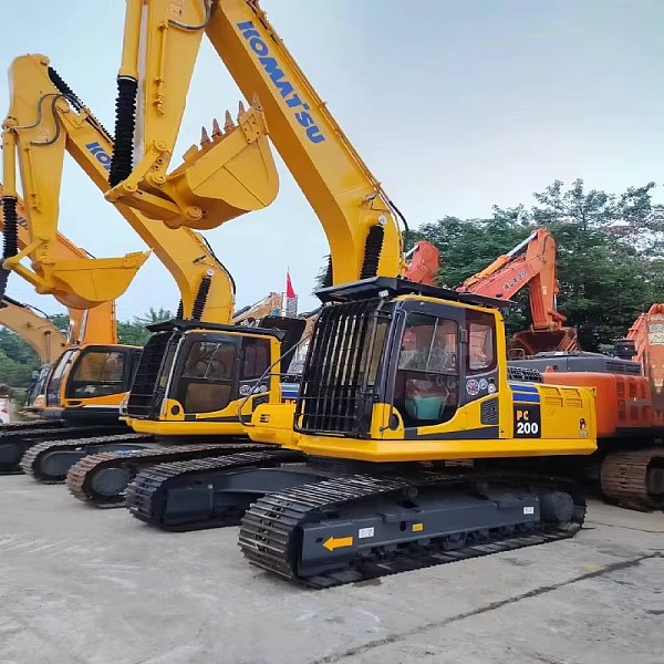 Подержанный экскаватор Komatsu PC200 грузоподъёмностью 20 тонн