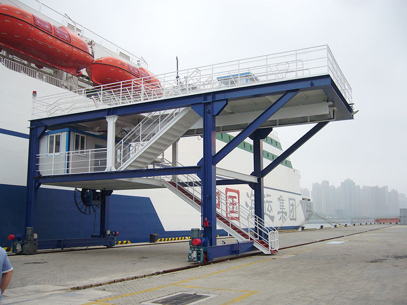 Rail type boarding ladder