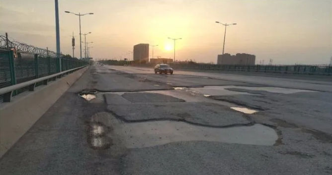 The cause of bitumen pavment potholes
