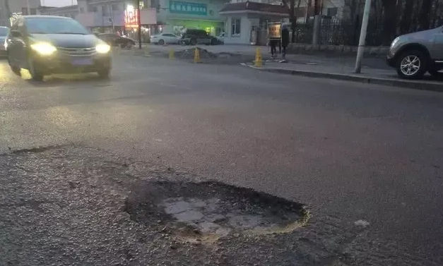 The cause of bitumen pavment potholes