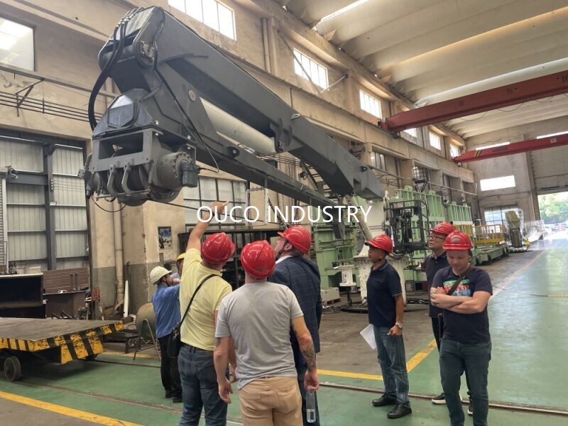 Russian Customers Visit and Accept 2.85T14M Knuckle Boom Crane (8).jpg Russian Customers Visit and Accept 2.85T14M Knuckle Boom Crane (8).jpg