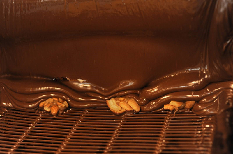 How Trapezoidal Mesh Belt Is Used for Chocolate Coating Production Process