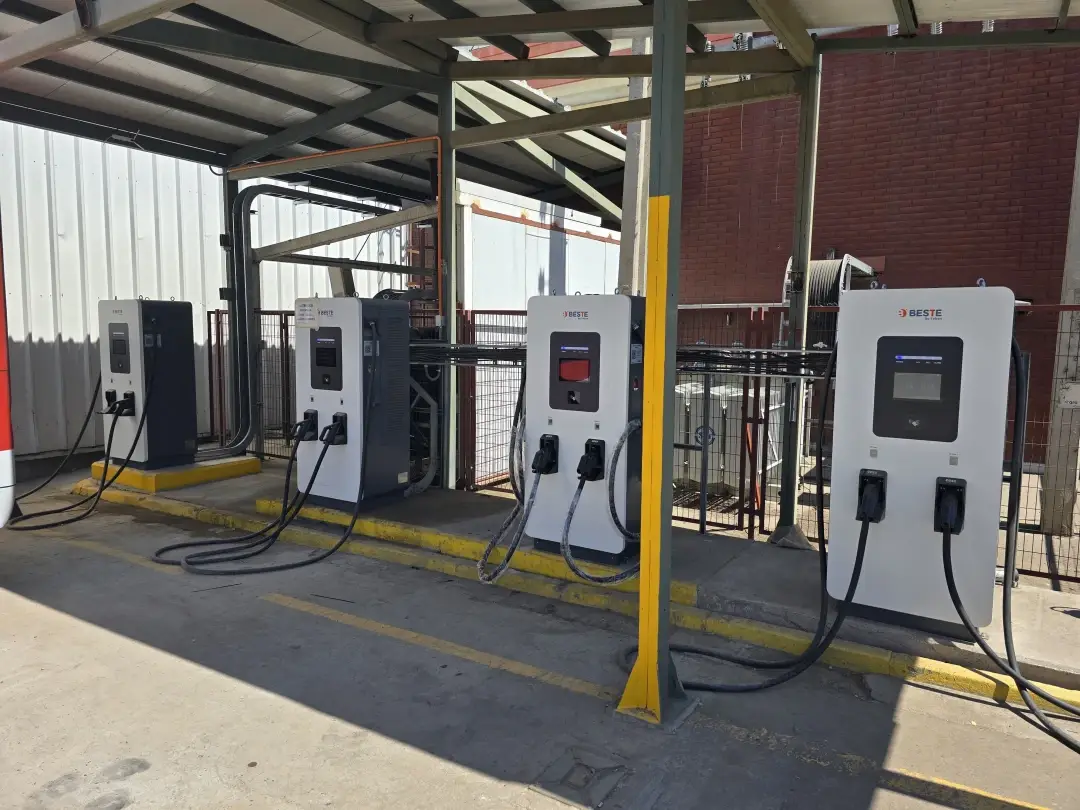 شاحن Teison DC Pro سريع للمركبات الكهربائية بقدرة 150kW ثنائي المنافذ للحافلات/الشاحنات الكهربائية تم تركيبه في أمريكا الجنوبية، 2025