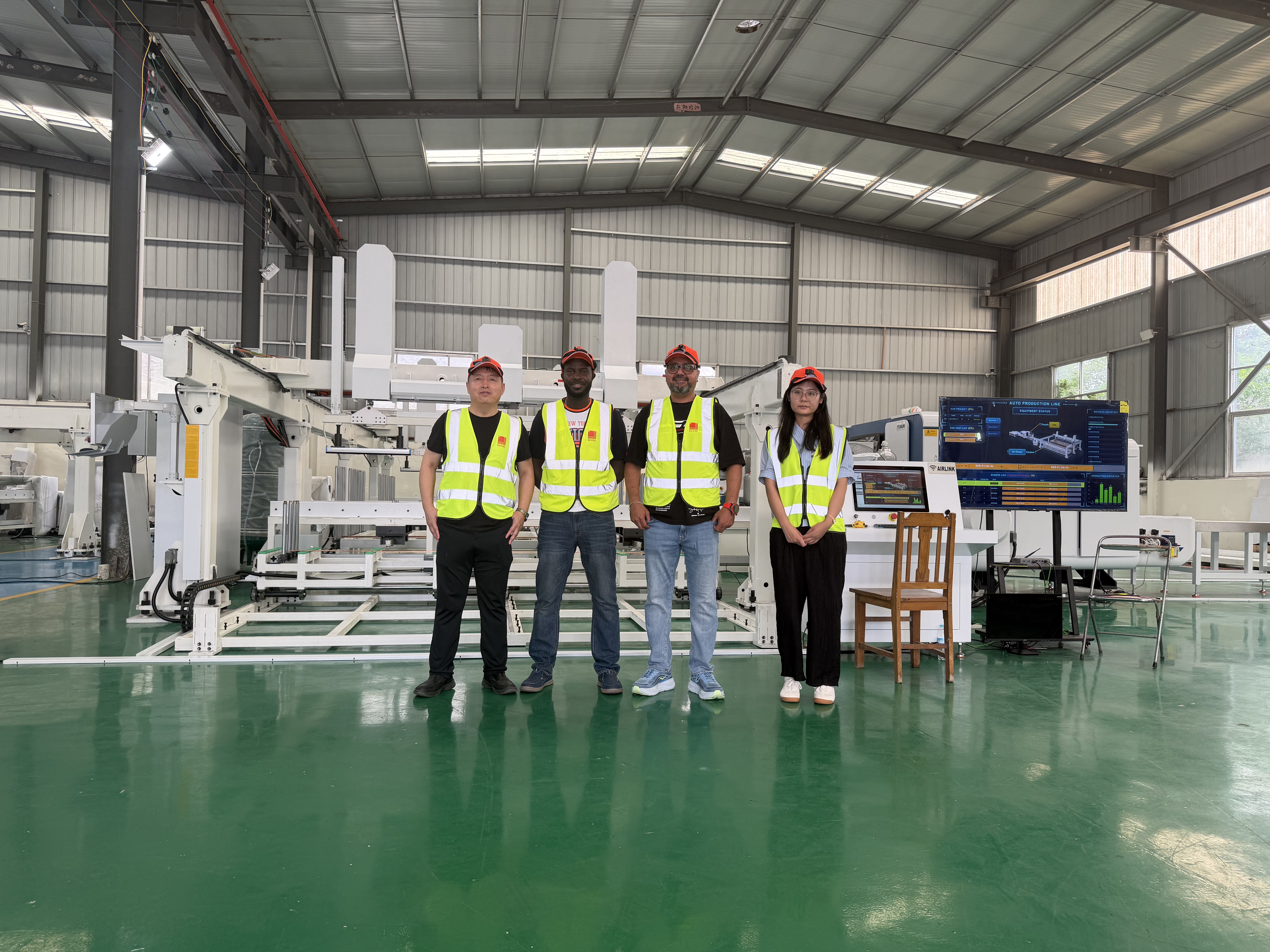 Un cliente estadounidense de larga trayectoria completa con éxito la FAT de 2 líneas automatizadas de procesamiento de barras colectoras