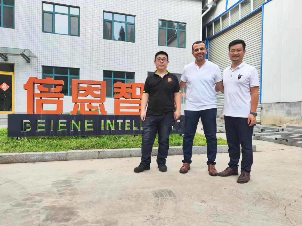 微信图片_20230801100731.jpg Agentes impresionados por las innovadoras máquinas de barras colectoras durante su visita