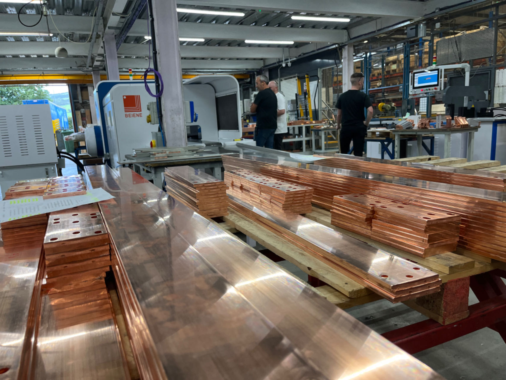 La empresa de distribución de energía más grande del Reino Unido Producción masiva de barras colectoras de cobre con la línea de barras colectoras BEIENE EMAC