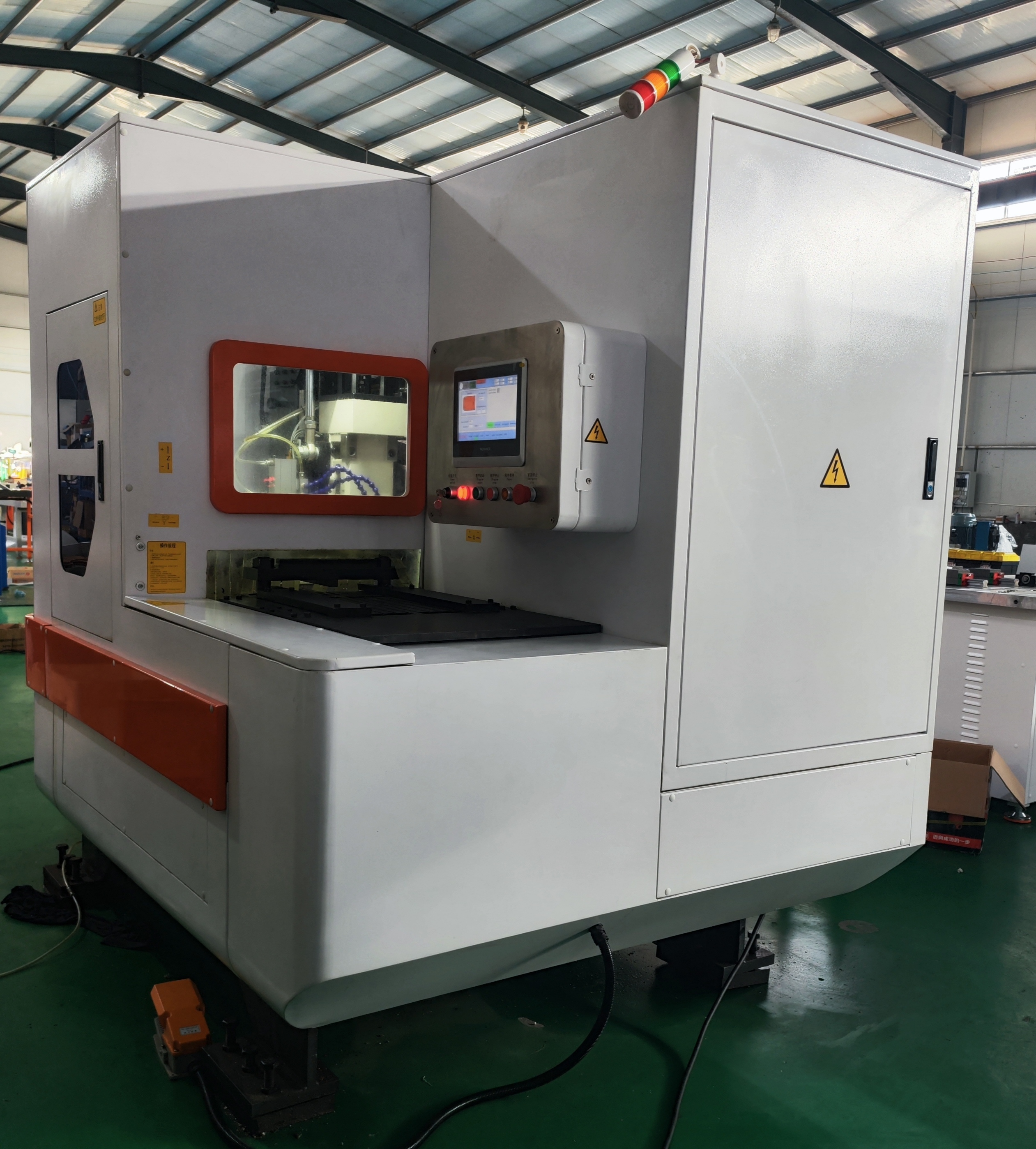 Una máquina biseladora de barras colectora inteligente EMAC-XT y una máquina CNC 3 en 1 BPM-303CNC-8S ya están empaquetadas y listas para ser enviadas a Egipto