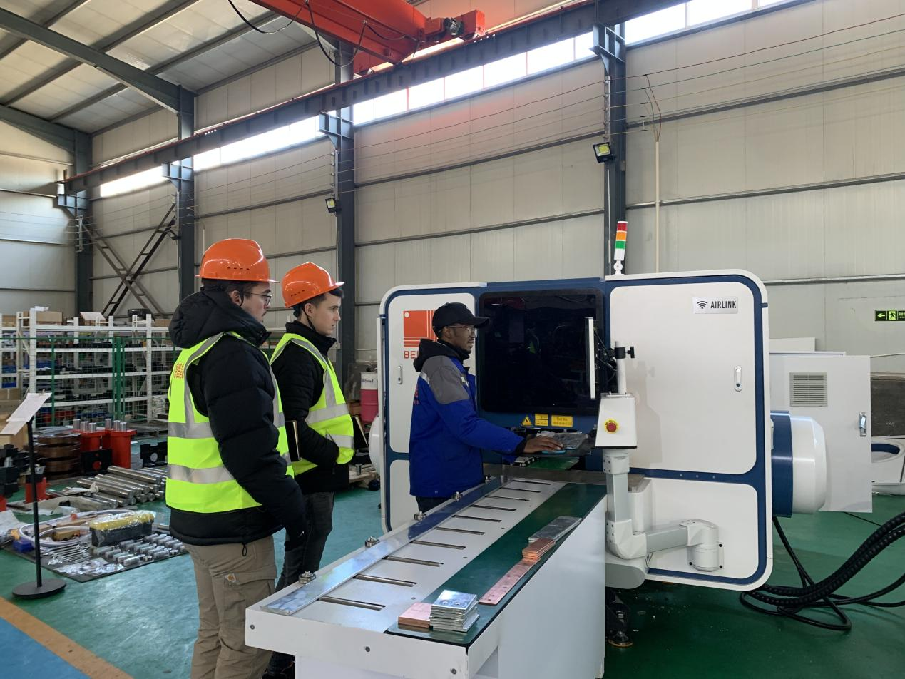 Nuestro cliente, la empresa multinacional del Reino Unido, envió a sus técnicos a nuestra fábrica para estudiar in situ el software y el funcionamiento de nuestra máquina procesadora de barras colectoras.