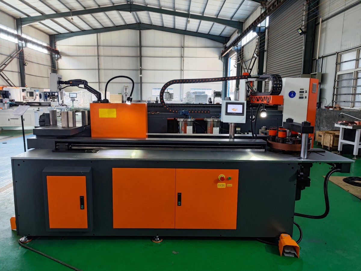发货前 (2).jpg ENTREGA DE LA MÁQUINA DE PROCESAMIENTO DE BARRAS COLECTORAS CNC 3 EN 1 A LA INDIA