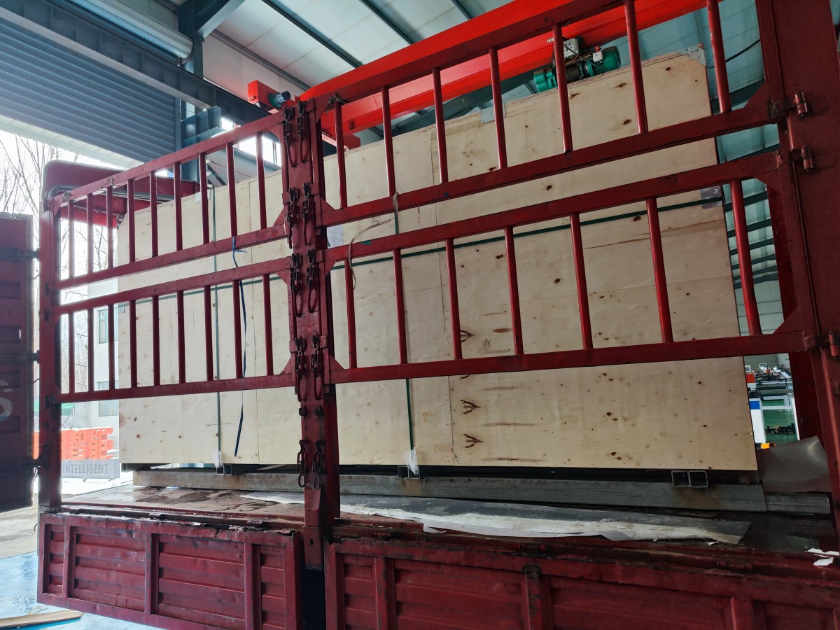 装车 (2).jpg ENTREGA DE LA MÁQUINA DE PROCESAMIENTO DE BARRAS COLECTORAS CNC 3 EN 1 A LA INDIA