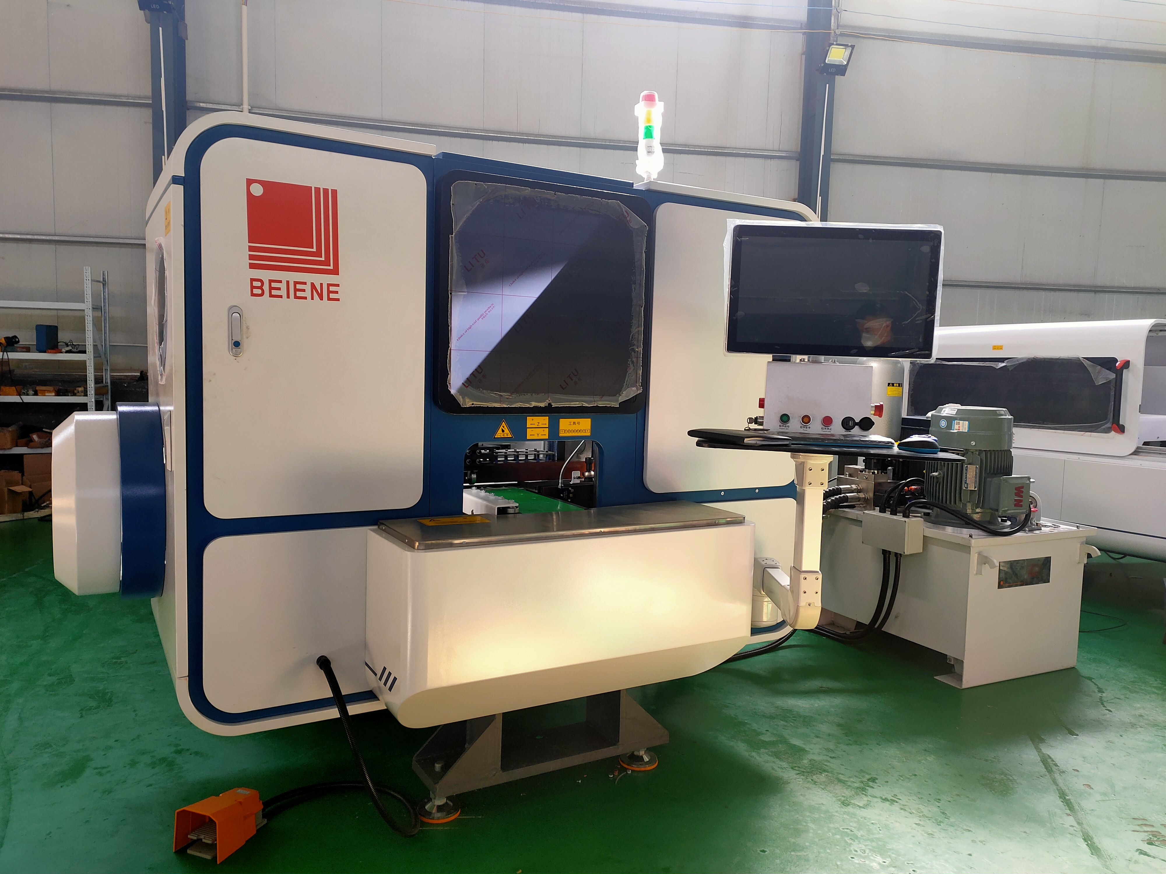 BEIENE entrega otra máquina punzonadora y cizalladora de barras colectoras 3D inteligente para un cliente de la provincia de JIANGSU