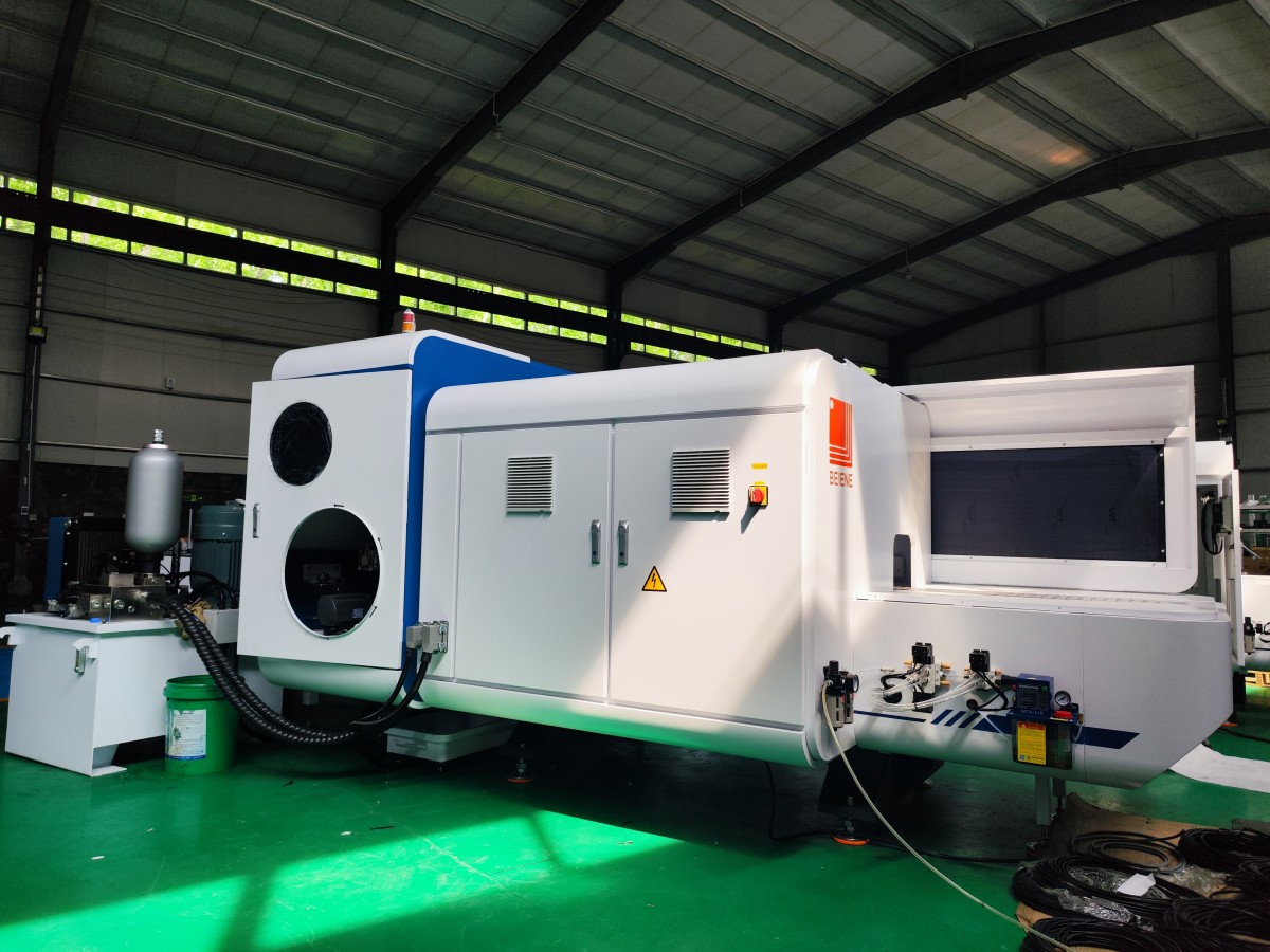BEIENE entrega una máquina punzonadora y cortadora de barras colectoras 3D a Canadá