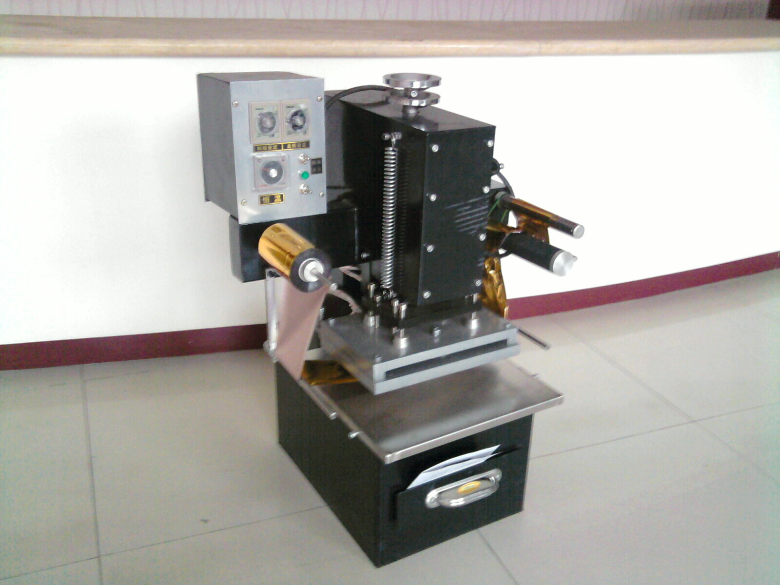 logo pressing machine