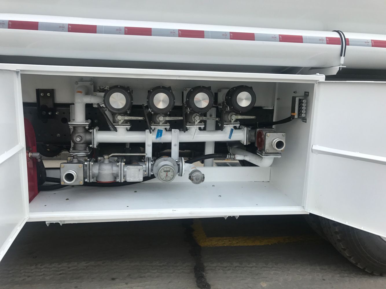 Fuel tanker truck