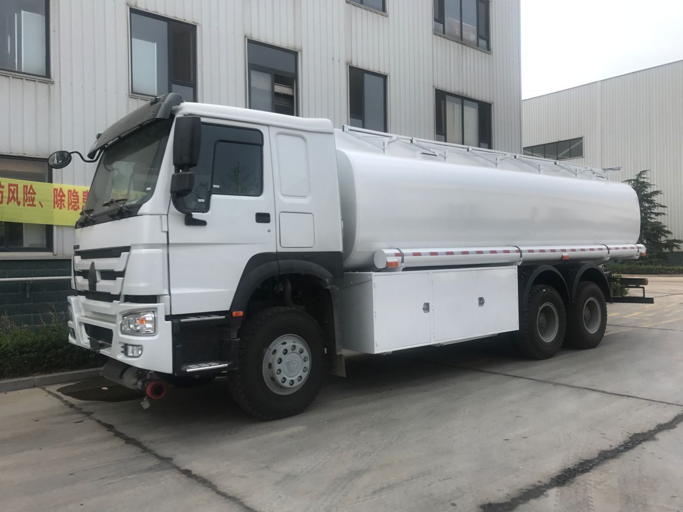 Fuel tanker truck