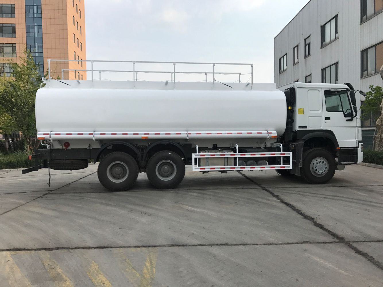 Fuel tanker truck