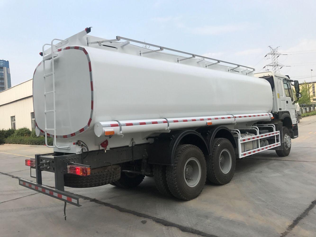 Fuel tanker truck