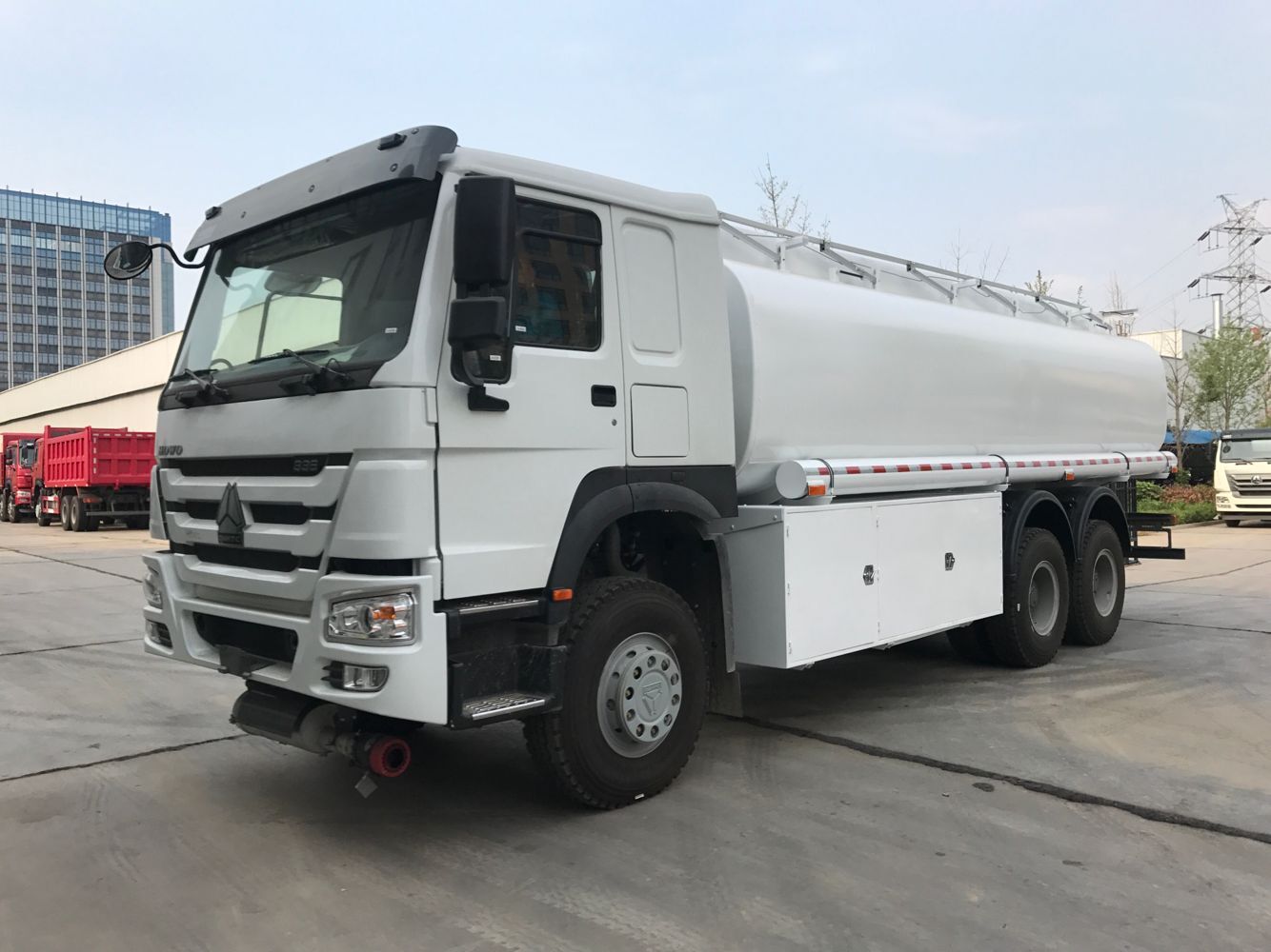 Fuel tanker truck