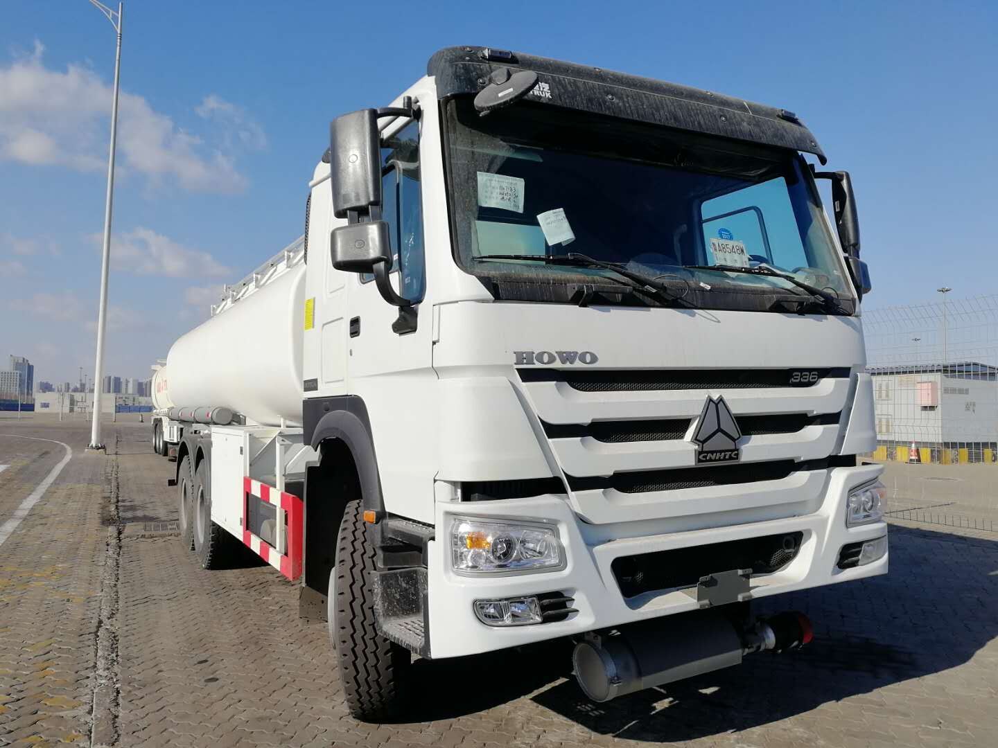 Fuel tanker truck