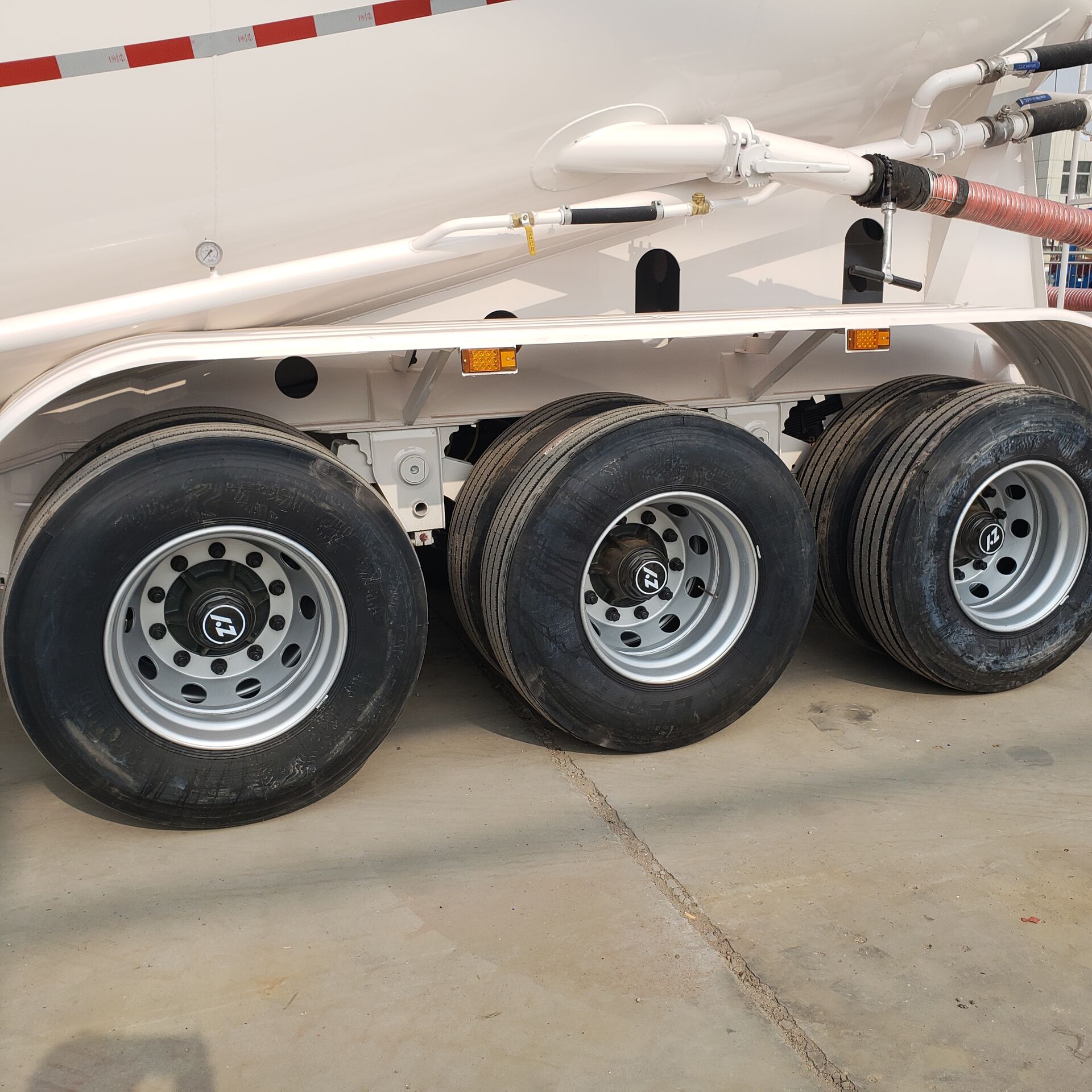 Cement bulker trailer