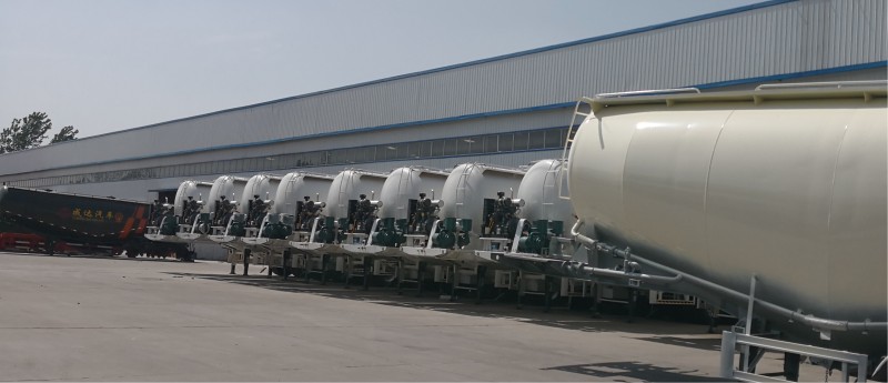 Cement bulker trailer