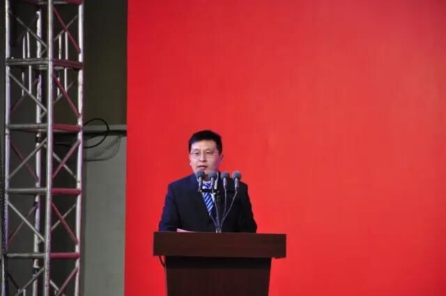 滕州金晶三线技改项目点火投产