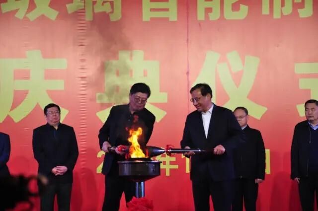 滕州金晶三线技改项目点火投产