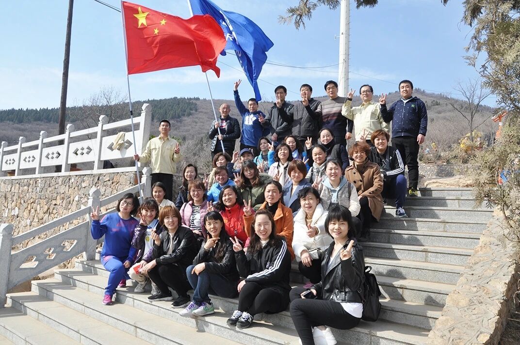 金晶集团庆“三八”登山比赛 暨举办“践行业绩梯队学习交流会”