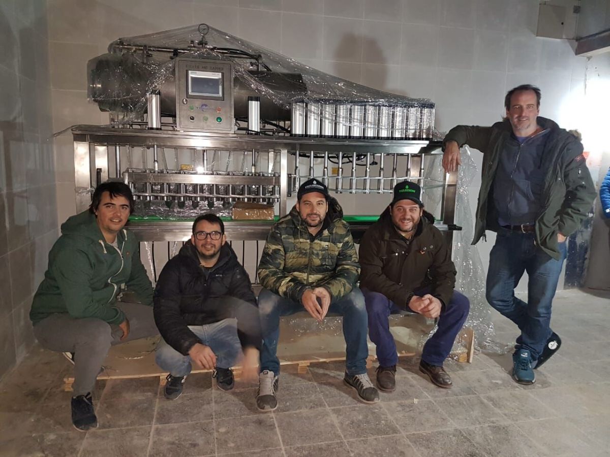 10-10 bottle filler capper.jpg 10-10 bottle filler capper.jpg