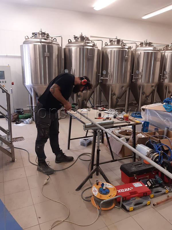 1000L turnkey brewery equipments are being installed in France