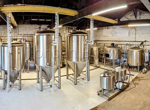 Brewery with 3 tanks with a capacity of 15HL accompanied by a fermentation volume of 120HL!!!