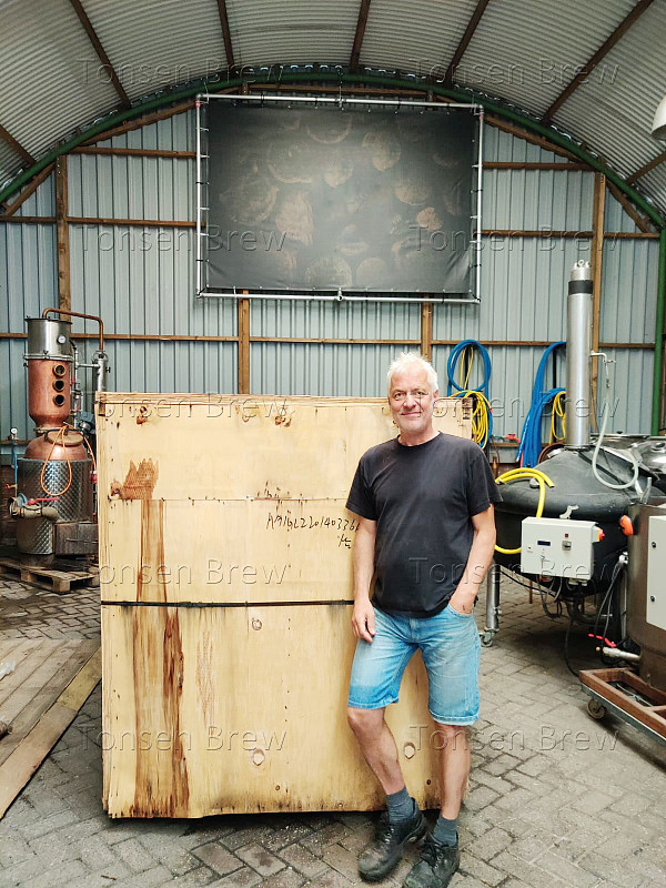 1000L fermentation tanks arrived in Europe,it is a traditional Distillery company with taste!